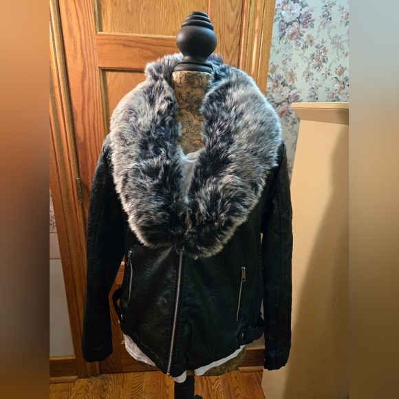 Faux Leather jacket with detachable faux fur collar - Picture 2 of 9